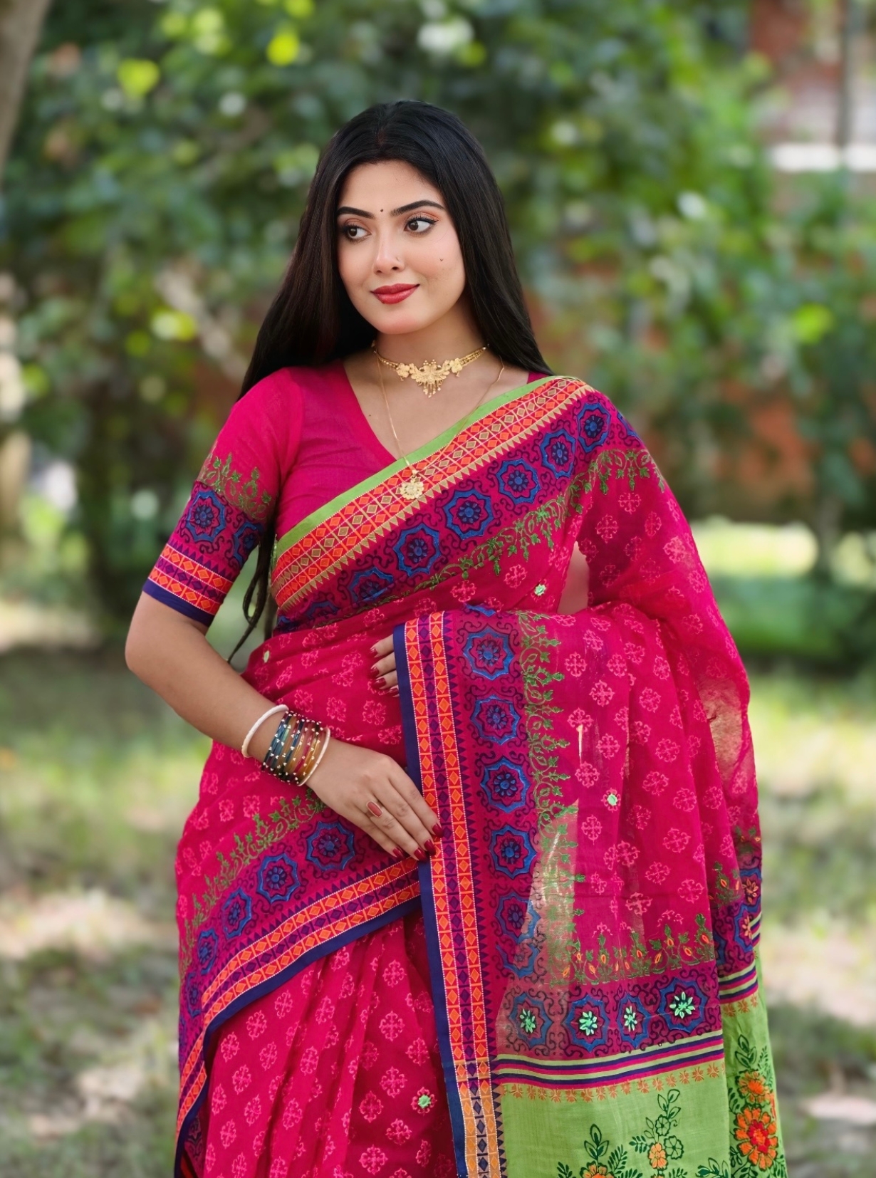 প্রিমিয়াম হাতের কাজের ব্লকের শাড়ী